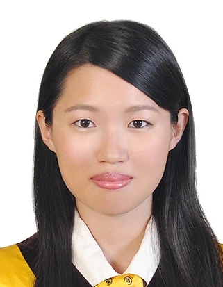1 吋證件照：女兒穿學士服，駕照、學生證用的大小