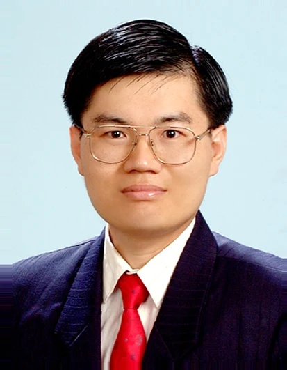 半身 2 吋證件照：老闆劉政中，1998 年拍的，名片上一直用這張
