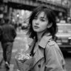 示意圖：Neopan 400CN 街頭人像攝影，風衣穿搭，高寬容度黑白底片，數位掃描優化