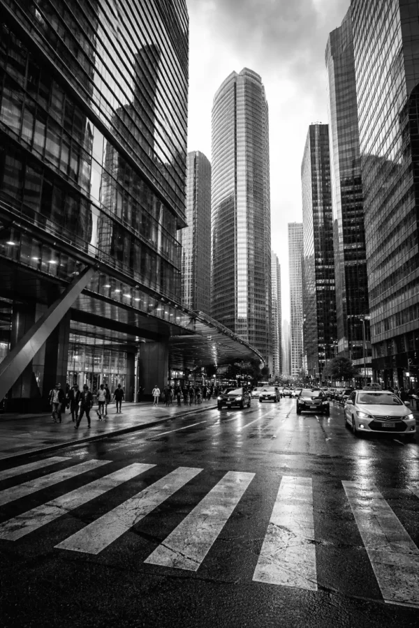 TMY-2 示意 - 現代幾何 示意圖:Kodak T-MAX 400 建築攝影範例,現代摩天大樓,高反差黑白攝影,極致銳利線條