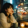 NATURA 1600 示意圖，深夜咖啡館人像，保留現場黃光氛圍，無閃光燈夜拍