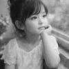 示意圖：Neopan 400CN 人像攝影，窗邊女孩，柔和光線，無顆粒感膚質，染料雲朵效果