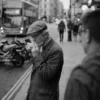 示意圖：Neopan 400CN 街頭攝影，老人抽煙，煙霧質感，豐富灰階層次，中片幅黑白照