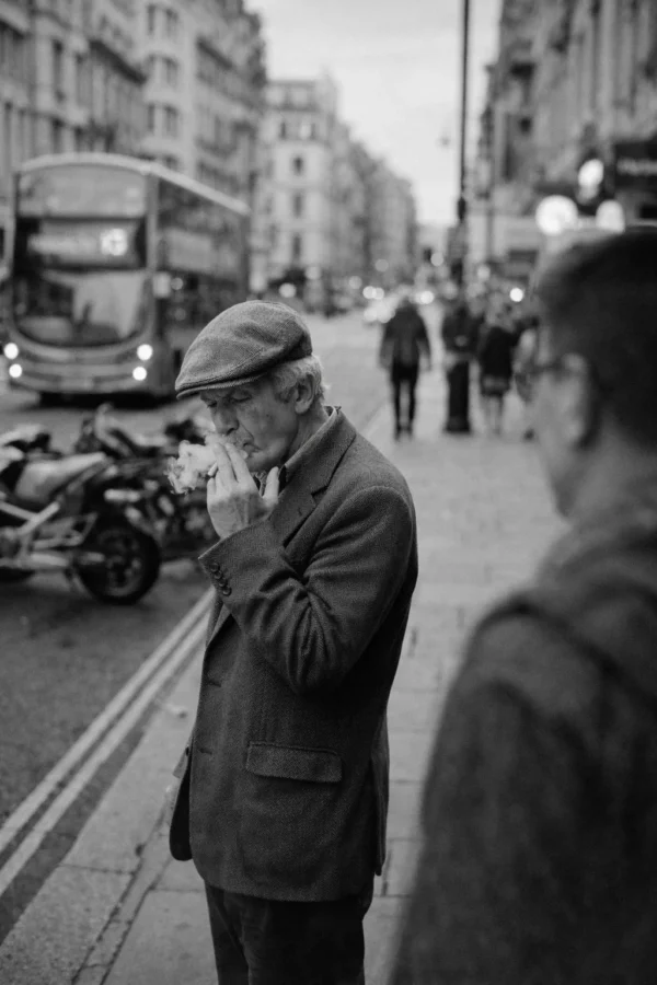 示意圖：Neopan 400CN 街頭攝影，老人抽煙，煙霧質感，豐富灰階層次，中片幅黑白照