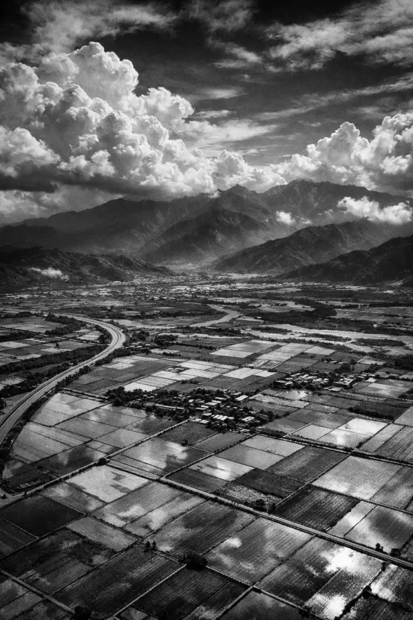 Retro 400S 示意 - 上帝視角 Rollei Retro 400S 示意,高山農田航拍視角,穿透霧霾效果,高反差黑白風景