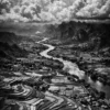 Retro 400S 示意 - 風起雲湧 示意圖:Rollei Retro 400S 120底片,蜿蜒河流與梯田,戲劇性雲層層次,深邃黑白階調