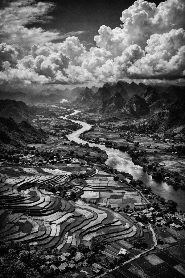 Retro 400S 示意 - 風起雲湧 示意圖:Rollei Retro 400S 120底片,蜿蜒河流與梯田,戲劇性雲層層次,深邃黑白階調