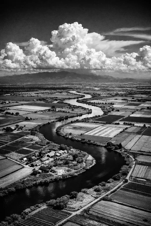 Retro 400S 示意 - 大地肌理 示意圖:Rollei Retro 400S 風景攝影,河流平原全景,極致銳利細節,中片幅風景照