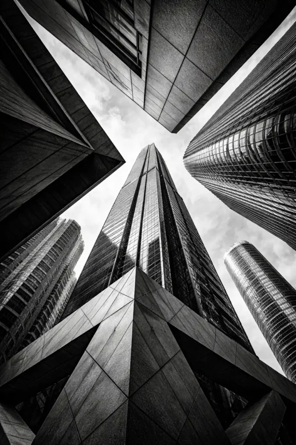 Retro 80S 示意 - 鋼鐵幾何 示意圖:Rollei Retro 80S 建築攝影,現代摩天大樓仰拍,幾何線條,極致銳利度