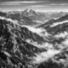 Retro 80S 示意 - 雲山層疊 示意圖:Rollei Retro 80S 風景攝影,壯麗山脈雲霧,高解析度黑白風景,豐富灰階