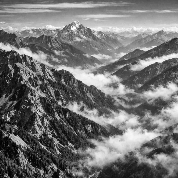 Retro 80S 示意 - 雲山層疊 示意圖:Rollei Retro 80S 風景攝影,壯麗山脈雲霧,高解析度黑白風景,豐富灰階
