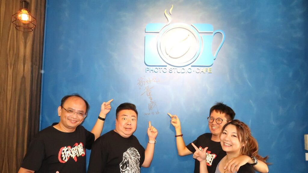 恆美攝影 x 伶 Kopi 店裡的 Logo 牆，牆上有主持人董至成 2020 年 7 月 13 日留下的簽名