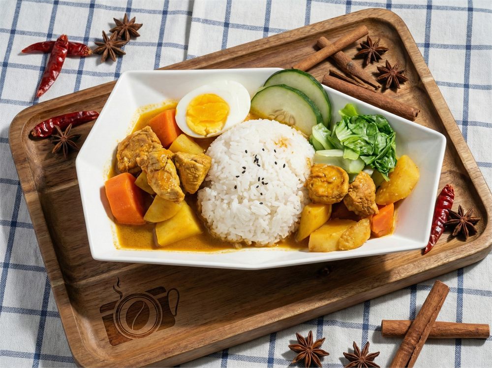 南洋咖哩無骨雞飯 - 台南伶 Kopi 以新鮮椰漿與南洋香料慢火熬煮的濃郁咖哩