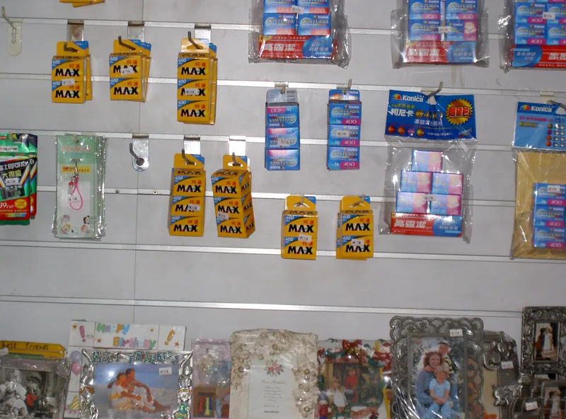 2002 年，恆美店裡一整面牆掛滿一盒盒 Konica 底片