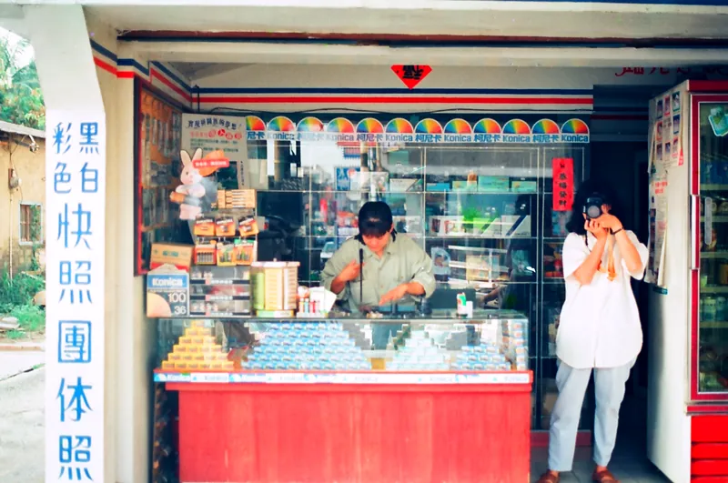 1990 年代初，恆美在關廟的店，直招牌寫著結婚錄影、照相器材、黑白彩色快照、團體照