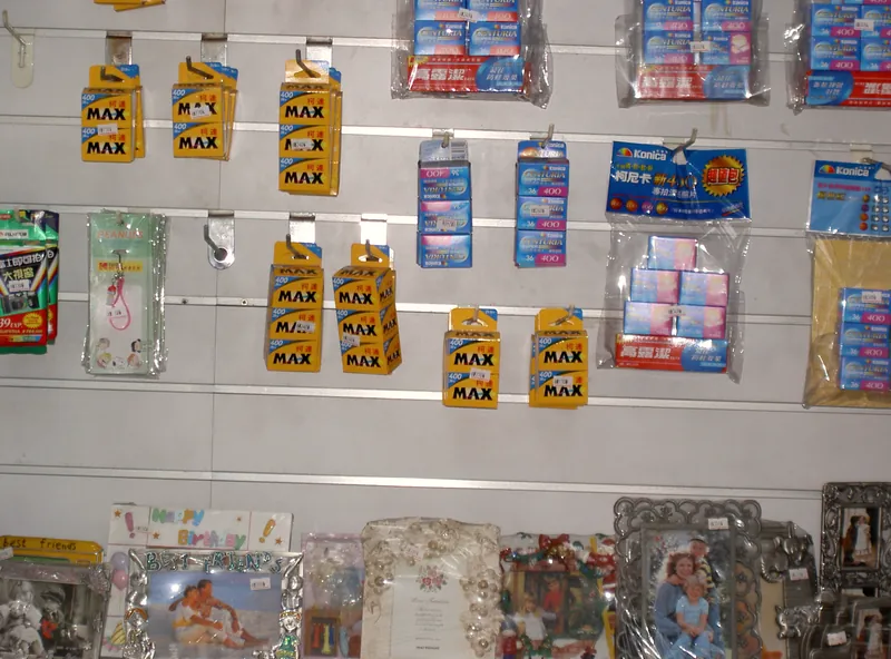 2002 年，恆美店裡一整面牆掛滿一盒盒 Konica 底片