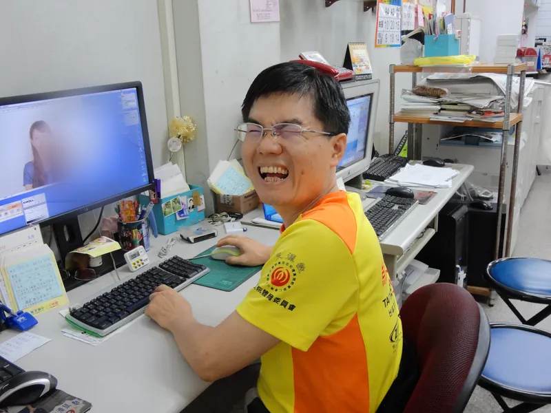 2012 年，老闆坐在電腦前修證件照